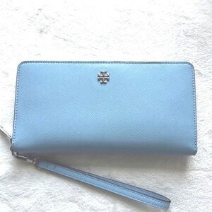 Like New! TORY BURCH Emerson Passport Wristlet Wallet Leather, Light Blue